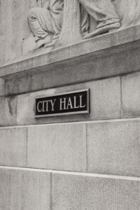 Architect and Engineer Unite in Intimate Downtown Chicago City Hall Ceremony, Celebrating Love, Resilience, and Family Connection